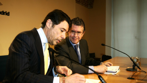 Fotografía de octubre de 2011 de los entonces vicepresidente de la Comunidad de Madridm¡¡, Ignacio González, y del  consejero de Justicia, Francisco Granados, en una rueda de prensa en la sede del Gobierno autonómico. E.P./José Oliva