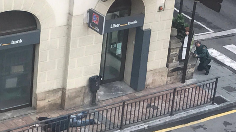 Vista del Liberbank atracado en Cangas de Onís donde hay un hombre atrincherado con dos rehenes y otro ya ha sido detenido. /