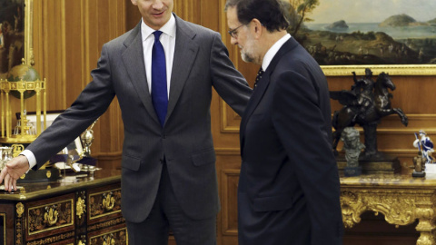 Rajoy, con el rey Felipe VI este viernes en la Zarzuela. REUTERS/Andrés Ballesteros