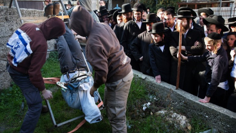 Un grupo de activistas de derecha israelíes organizan una protesta que representa lo que dicen son los métodos utilizados por la inteligencia israelí servicios para interrogar a los sospechosos extremistas judíos. MENAHEM KAHANA / AFP