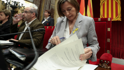 La presidenta del Parlament, Carmen Forcadell, antes del comienzo del pleno de la cámara autonómica del pasado 27 de octubre en la que se aprobó la declaración unilateral de independencia. REUTERS/Albert Gea