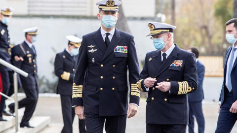 El rey Felipe VI junto al hasta ahora Almirante General Jefe de Estado Mayor de la Armada (AGEMA), Teodoro López Calderón.