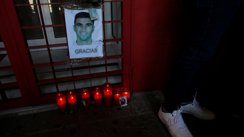 Homenaje al futbolista José Antonio Reyes frente al estadio Ramón Sánchez-Pizjuan, en Sevilla. | Reuters