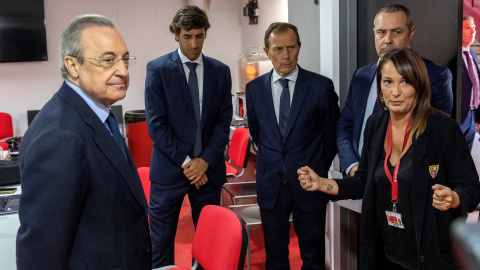 El presidente del Real Madrid, Florentino Pérez (i), junto a los exjugadores del Real Madrid Raúl González (2i) y Emilio Butragueño (c) acudieron a la capilla ardiente para despedir al futbolista. | EFE