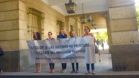 Varias presuntas víctimas del psiquiatra Javier Criado en el exterior de la Audiencia de Sevilla.