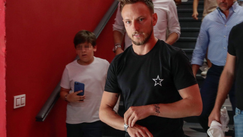 El jugador del FC Barcelona y exsevillista Iván Rakitic abandona el estadio tras despedir a José Antonio Reyes. | EFE