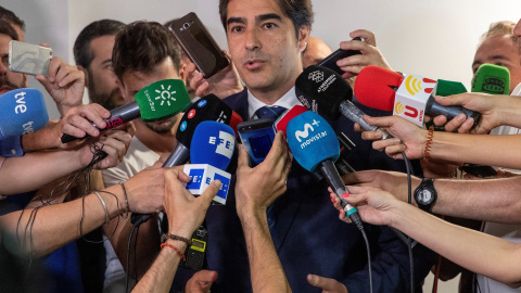 El presidente del Real Betis, Angel Haro (c), atiende a los medios tras despedir al futbolista José Antonio Reyes. | EFE