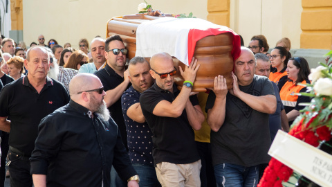 Los restos mortales de José Antonio Reyes a su llegada a la Iglesia de Santa María en Utrera, donde se ha celebrado este lunes la misa funeral. | EFE