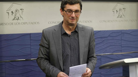 El portavoz parlamentario de la Izquierda Plural, José Luis Centella, durante la rueda de prensa ofrecida esta tarde en el Congreso de los Diputados