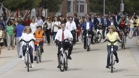 El presidente del PP y del Gobierno, Mariano Rajoy, y las candidatas a la Comunidad y al Ayuntamiento, Cristina Cifuentes y Esperanza Aguirre, dan un paseo en bici por Madrid Río. EFE/Javier Lizón