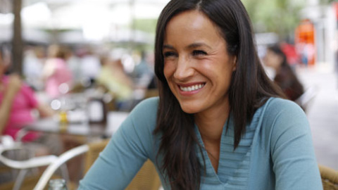 La candidata de Ciudadanos a la Alcaldía de Madrid, Begoña Villacís, tomando café en el centro de Madrid. Imagen cedida por C's.