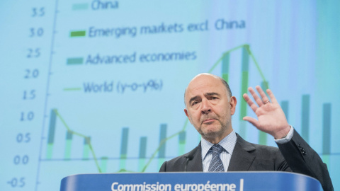 El comisario de europeo de Asuntos Económicos y Financieros, Pierre Moscovici, presenta las nuevas previsiones de la Comisión Europea. EFE/Stephanie Lecocq