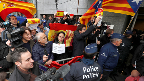 Un pequeño grupo de manifestantes concentrado en la entrada del Press Club Brussels Europe, en la capital belga, esperando la salida del expresident catalán Carles Puigdemont. REUTERS/Yves Herman