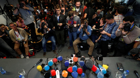 Los periodistas esperan la llegada del expresident catalán, Carles Puigdemont, en el Press Club Brussels Europe, en la capital belga. REUTERS/Yves Herman