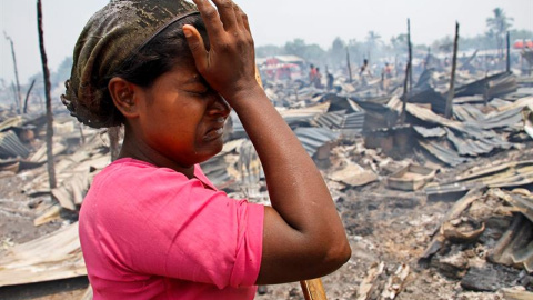 Una joven rohinyá llora junto a los restos calcinados tras un incendio en el campamento Baw Du Ba Muslim (Rohinyá) en Sittwe, oeste de Birmania. EFE/Nyunt Win