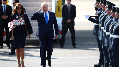 Trump y su esposa Melania llegan a Londres en visita oficial. (HANNAH MCKAY | REUTERS)