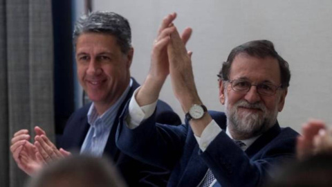 El presidente del PP y del Gobierno, Mariano Rajoy (d), junto al candidato del PPC a las elecciones de Catalunya, Xavier García Albiol (i), en uno de sus últimos actos de campaña. Archivo EFE