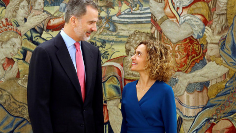 El rey Felipe VI y la presidenta del Congreso de los Diputados, Meritxell Batet, en el Palacio de la Zarzuela, en la audiencia del pasado 22 de mayo. POOL