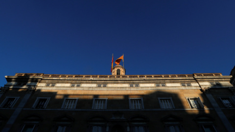 La bandera española y la senyera en lo alto del Palau de la Generalitat, en Barcelona. REUTERS/Yves Herman