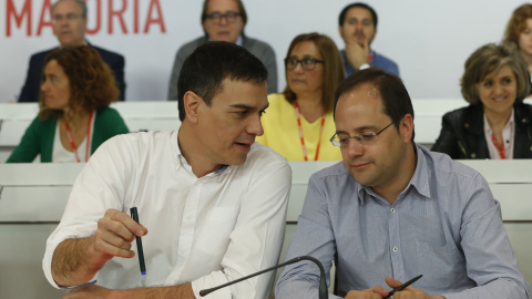 El secretario general del PSOE, Pedro Sánchez, conversa con el secretario de Organización, César Luena, durante la reunión extraordinaria del Comité Federal del PSOE. EFE/Paco Campos