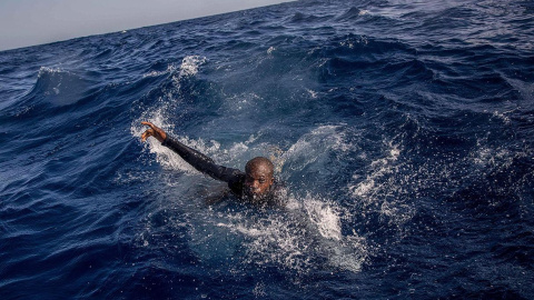 Una persona nada hacia un barco de rescate en el Mediterráneo, cerca de las costas de Libia, en noviembre de 2017.- AFP/ARCHIVO