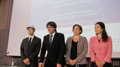 El presidente de la Generalitat, Carles Puigdemont, y la alcaldesa de Barcelona, Ada Colau durante el Foro Internacional de Recepción e Integración de Refugiados en la UE. EP