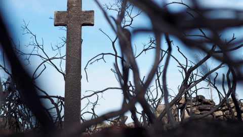 Detalle de una sepultura del cementerio de Curbian, cerca de Palas de Rei (Lugo).- EFE