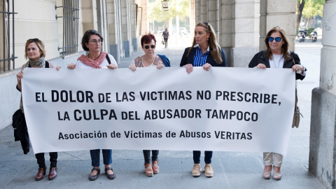 Varias mujeres denunciantes cuyas causas han sido archivadas han acudido a los juzgados para recibir al psiquiatra Javier Criado al grito de "ni una más" y con una pancarta en la que podía leerse "El dolor de las víctimas no prescribe. La c