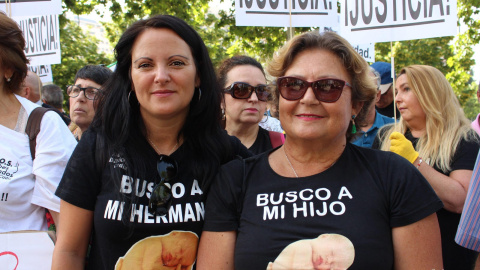 Chary y Margarita en una de las manifestaciones. / SOS BEBÉS ROBADOS CÁDIZ