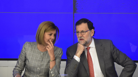 El presidente del Gobierno en funciones y presidente del PP, Mariano Rajoy, conversa con la secretaria general del partido, María Dolores de Cospedal, durante la reunión del Comité Ejecutivo Nacional del PP. EFE/Fernando Villar