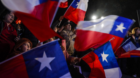 Los seguidores del Partido Republicano, de extrema derecha, celebran la victoria de sus candidatos en las elecciones constituyentes, a 7 de mayo de 2023, en Santiago.