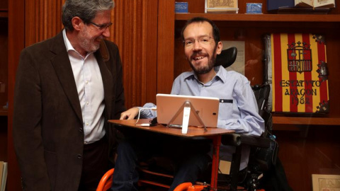 Pablo Echenique y Adolfo Barrena, antes de las negociaciones mantenidas este martes en las que se ha acordado crear un programa común.- EFE