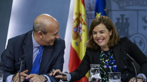 La vicepresidenta del Gobierno español, Soraya Sáenz de Santamaría, y el ministro de Educación, José Ignacio Wert, durante la rueda de prensa posterior a la reunión del Consejo de Ministros. EFE/Emilio Naranjo