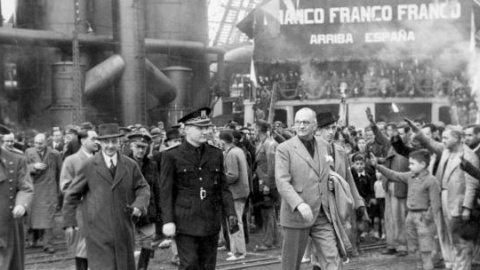 El ministro de Industria y Comercio, Joaquín Benjumea Burín, en su visita a Sagunt (Valencia) en 1941.- EFE