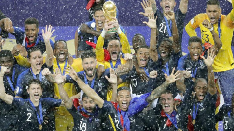 Los jugadores de Francia levantan la Copa del Mundo tras ganar por 4-2 en la final a Croacia. /EFE