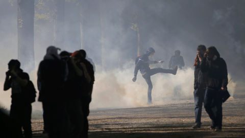 Un joven patea una granada de gas lacrimógeno durante una manifestación contra la reforma laboral francesa en Nantes, Francia. REUTERS/Stephane Mahe