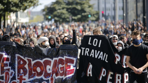 Estudiantes en una manifestación contra la propuesta de reforma laboral francesa en Nantes, Francia. REUTERS/Stephane Mahe