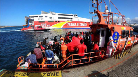 Traslado al puerto de Tarifa de un grupo de 68 migrantes rescatados de dos pateras en el Estrecho de Gibraltar y los ha trasladado al puerto de Tarifa (Cádiz).(A.CARRASCO RAGEL | EFE)