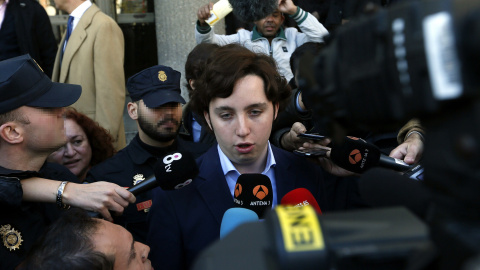 Francisco Nicolás Gómez Iglesias, con los periodistas, el pequeño Nicolás, a su salida de los juzgados de la madrileña Plaza de Castilla. EFE