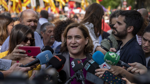 01/05/2023 - La alcaldesa de Barcelona, Ada Colau, durante la marcha por el Día de los Trabajadores, a 1 de mayo de 2023, en Barcelona.