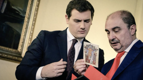 El líder de Ciudadanos, Albert Rivera, con el candidato socialista en Aragón Javier Lambán, en una reunión el pasado año. Fuente: Cs