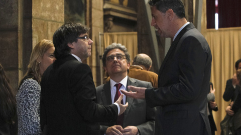 El presidente de la Generalitat, Carles Puigdemont, conversa con los líderes del PPC Xavier García Albiol y Enric Millo, momentos antes de la cumbre política y social en defensa de la ley de emergencia social frente al recurso del Gobierno.