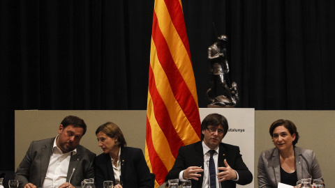 El presidente de la Generalitat, Carles Puigdemont, acompañado de la alcaldesa de Barcelona, Ada Colau, el vicepresidente y conseller de Economía y Hacienda, Oriol Junqueras, y la presidenta del Parlament de Catalunya, Carme Forcadell, en l