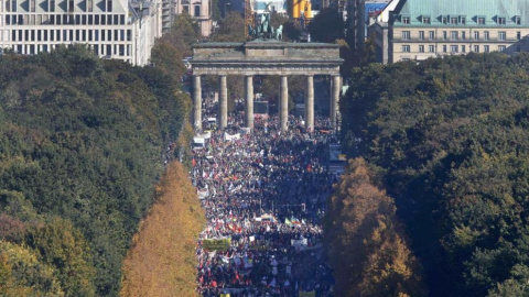 Al menos 150.000 personas se manifiestan en Berlín contra el TTIP. EFE