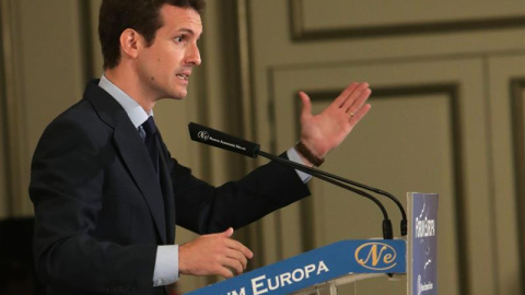 16/7/2018.- El candidato a la Presidencia del PP Pablo Casado, durante su intervención en un desayuno informativo al que ha asistido la secretaria general, María Dolores de Cospedal, que le ha dado su apoyo, y donde Casado ha prometido que 