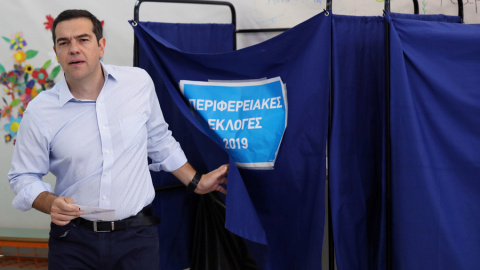 El primer ministro griego, Alexis Tsipras, en el colegio electoran en la segunda vuelta de las elecciones locales. REUTERS/Costas Baltas