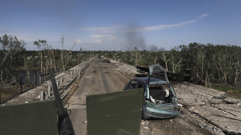 Militares ucranianos conducen un APC en una carretera dañada cerca de la línea del frente en la ciudad de Severodonetsk, región de Lugansk, Ucrania, el 2 de junio de 2022, donde se produjeron intensos combates en los últimos días.