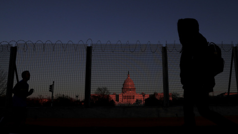 Vista del edificio del Capitolio de los EEUU tras una cerca de alambre