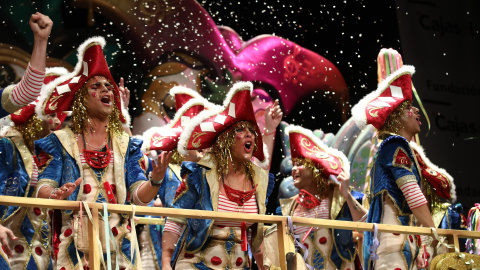 La comparsa "Después de Cádiz, ni hablar" en el escenario anoche durante la final del Concurso de Agrupaciones Carnavalescas en el Gran Teatro Falla de Cádiz, en el primer concurso tras eliminarse las restricciones por la pandemia de corona