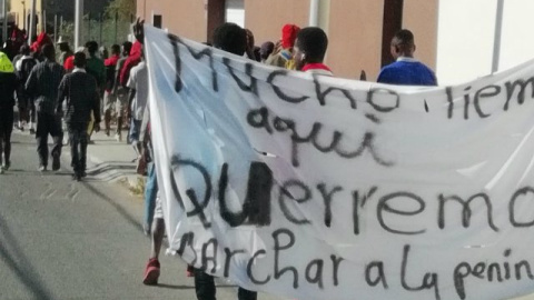 Cientos de personas de origen subsahariano marchan por las calles de Ceuta para exigir que se reanuden los traslados a la Península.